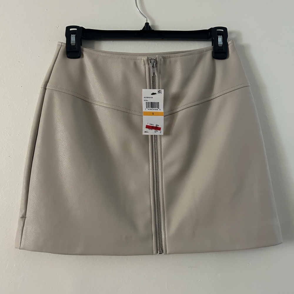 NWT ASTR zip front faux leather skirt, Dove Grey size S